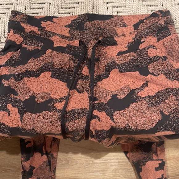 Lululemon sweats size 8 slightly worn - Picture 6 of 6